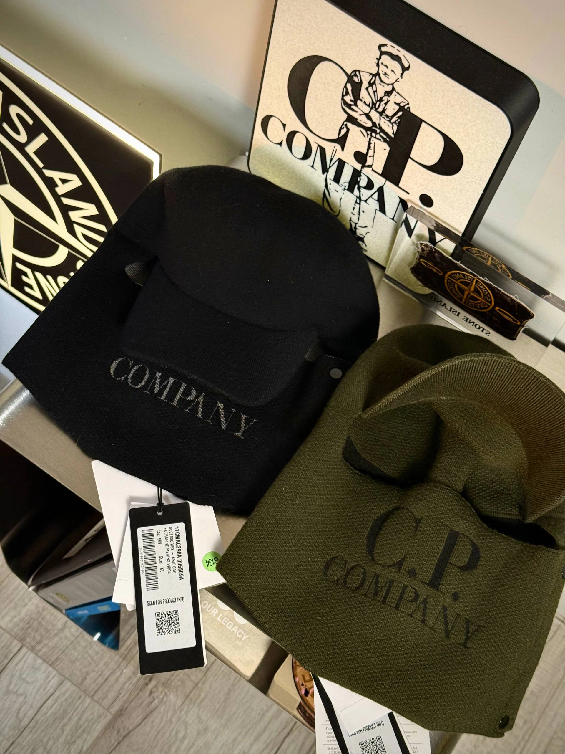 C.P. Company Extrafine Merino Wool Visor Neck Cap, фото 1